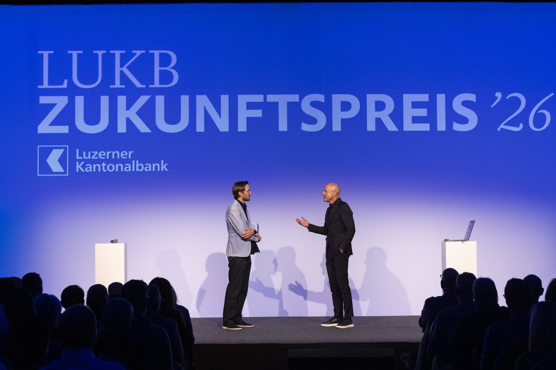 Bühne der Preisverleihung LUKB-Zukunftspreis 2026 mit Logo der Luzerner Kantonalbank