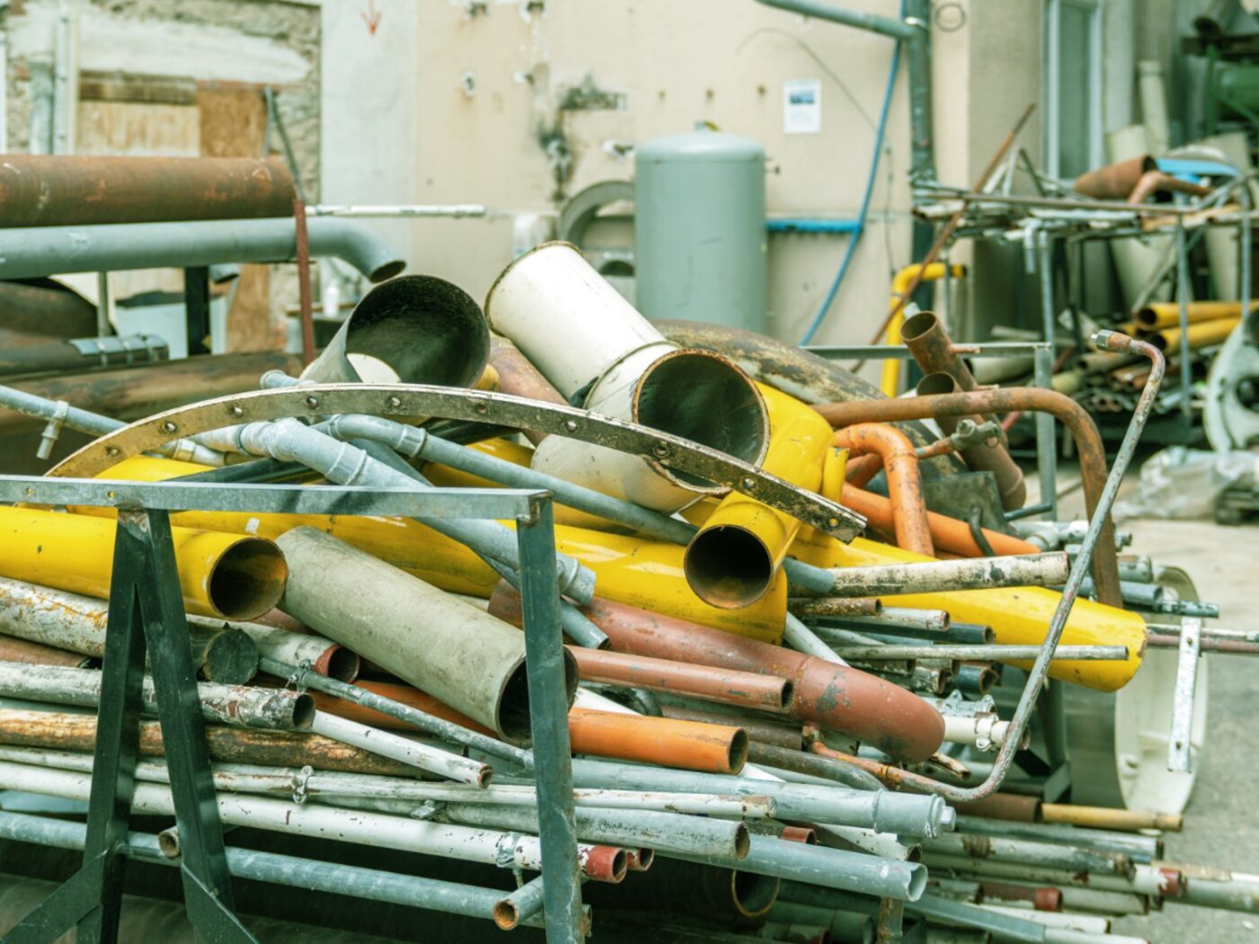 Bauteillager mit gebrauchten Rohren und Bauteilen in Basel